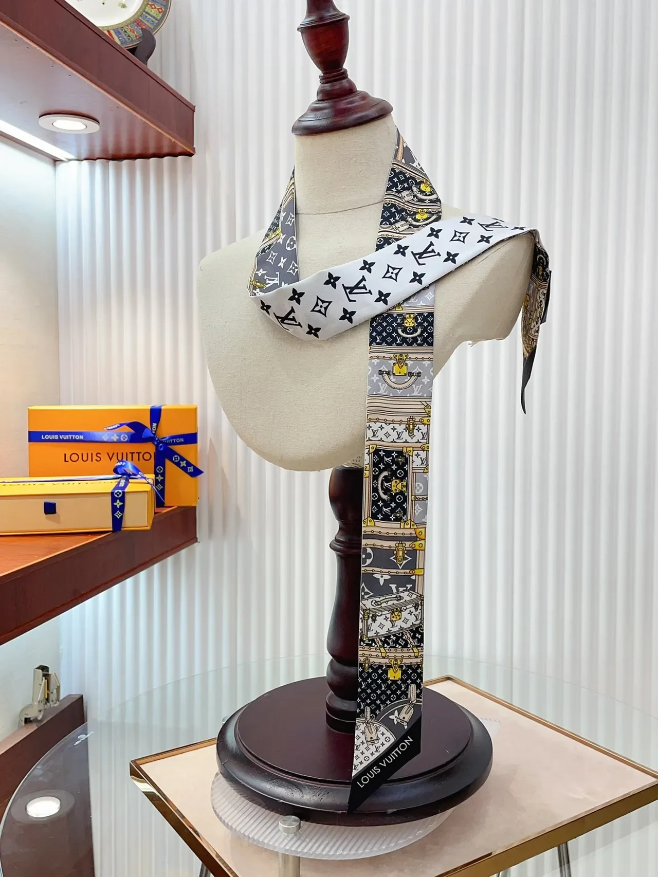 Louis Vuitton cachecol de seda com motivo de baú impresso 9