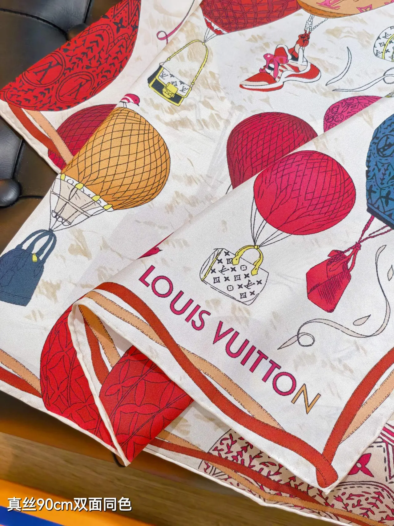 Louis Vuitton Up and Away 90 Vermelho Bege Impressão de Balão de Ar Quente Balões Monogramados Lenço de Seda 8