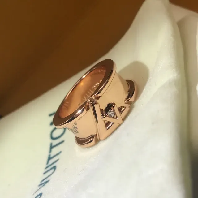 Louis Vuitton V Motif ज्यामितीय डायमंड रिंग 4