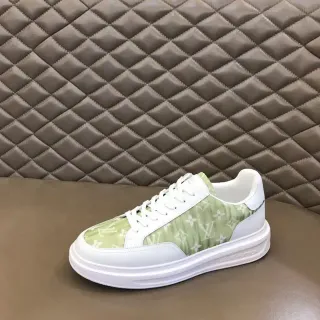 Louis Vuitton zapatillas lifestyle blancas y verdes low-top con suela plataforma