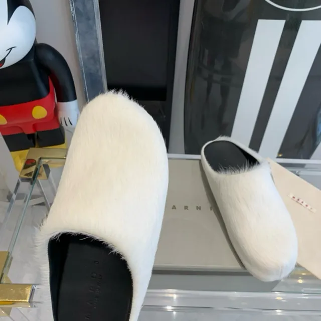 Marni peluche blanco negro esponjoso exterior forro de cuero pantuflas 2
