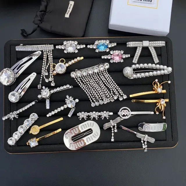 Miu Miu Logo Charm मोती और क्रिस्टल इयररिंग्स 2