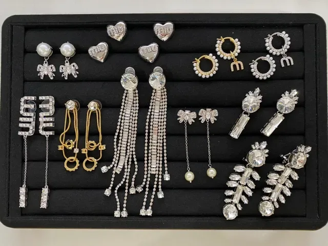 Miu Miu Logo Charm मोती और क्रिस्टल इयररिंग्स 3