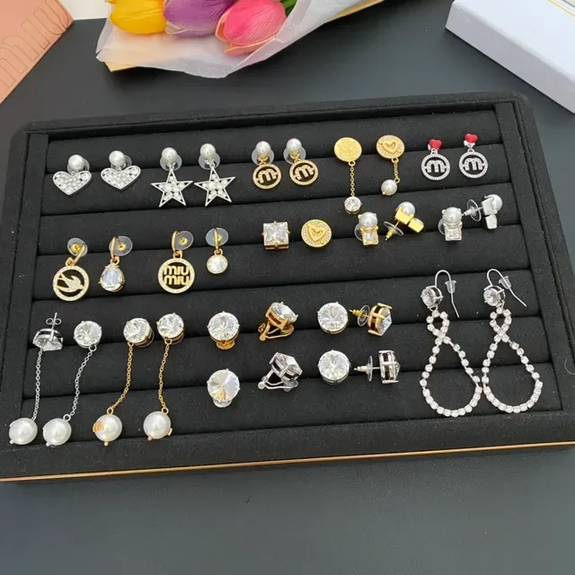 Miu Miu Logo Charm मोती और क्रिस्टल इयररिंग्स 4