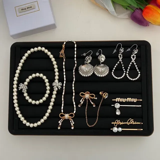 Miu Miu Logo Charm मोती और क्रिस्टल इयररिंग्स 5