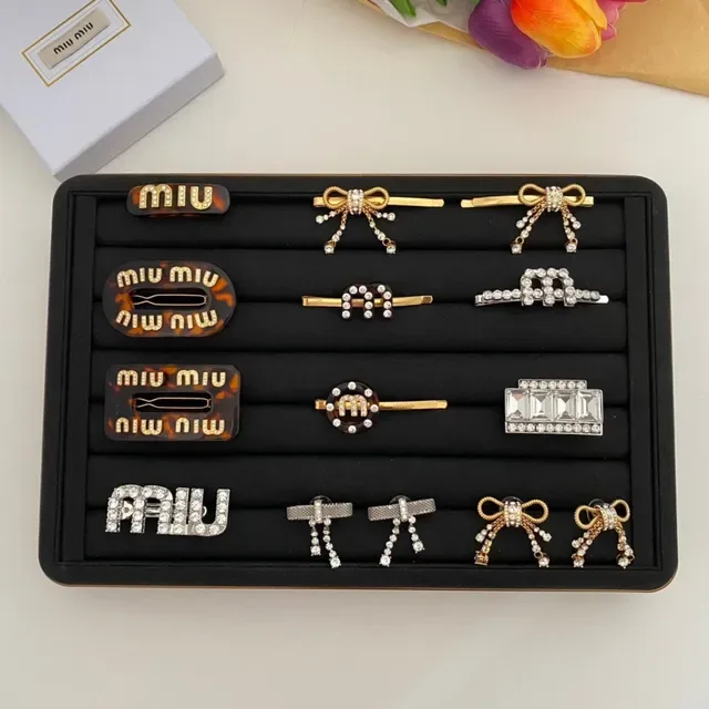 Miu Miu Logo Charm मोती और क्रिस्टल इयररिंग्स 6