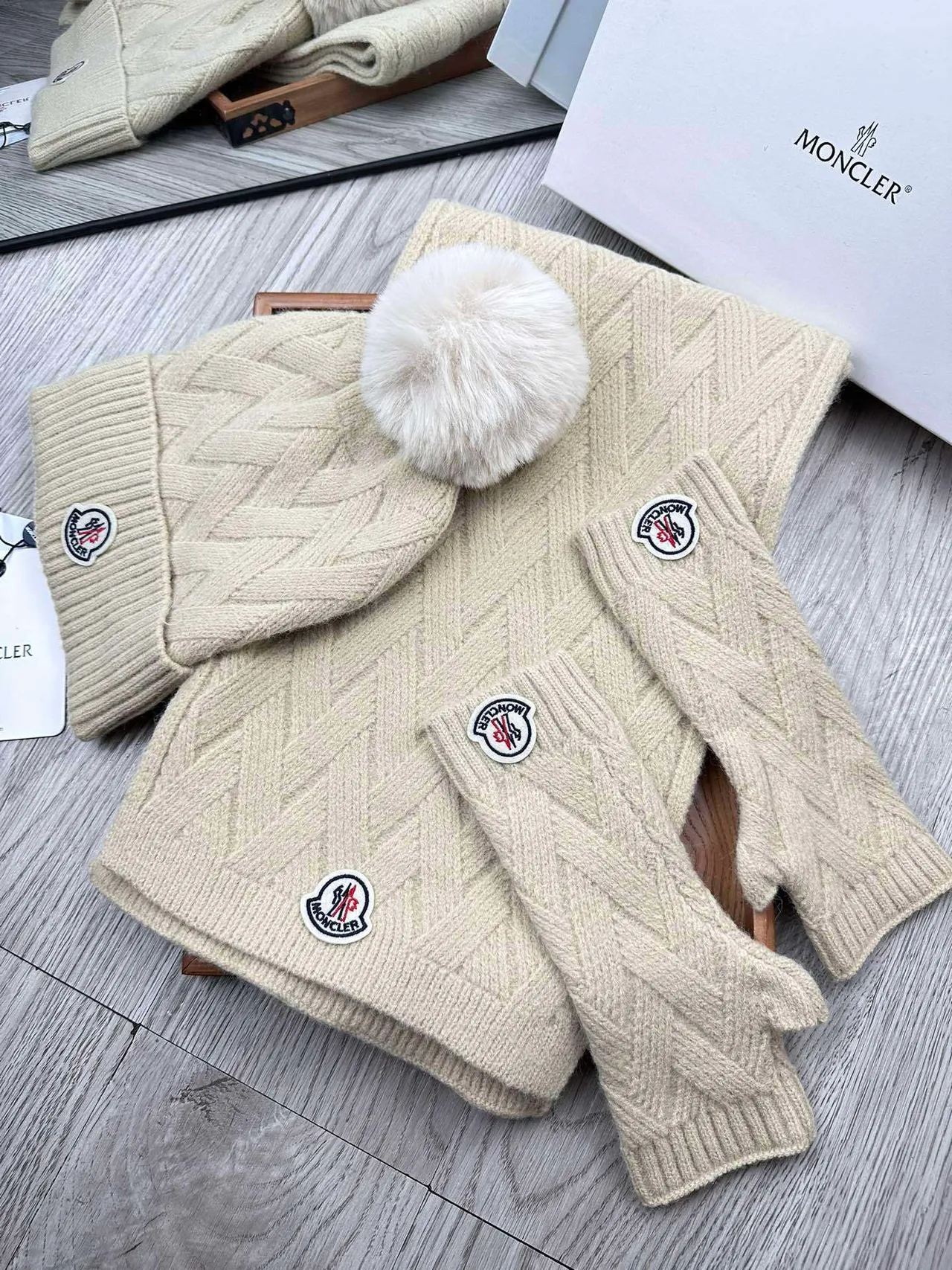Moncler Gorro Beige Patrón de Cable Tricotado Ribeteado Puño Dobrável 4