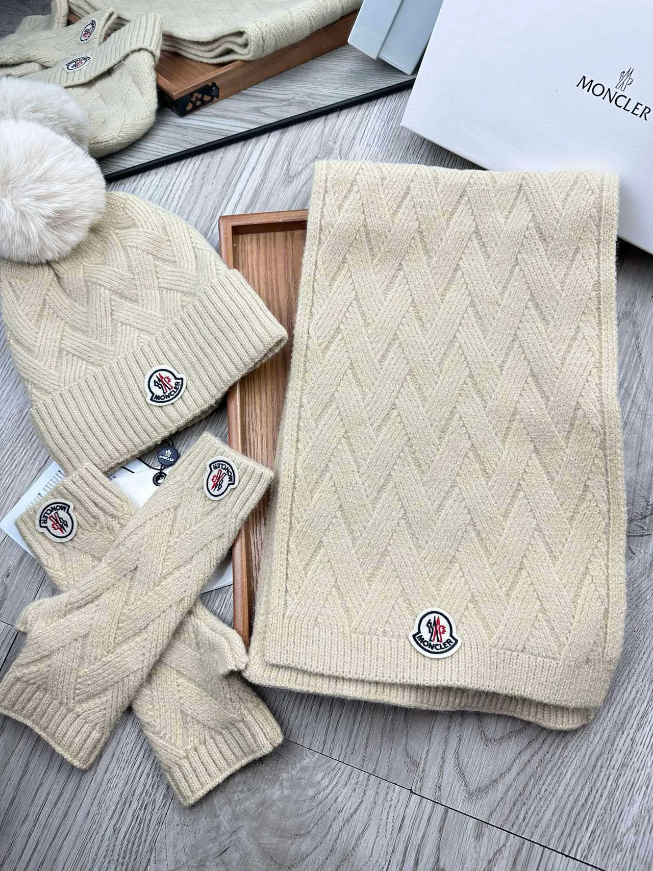 Moncler Gorro Beige Patrón de Cable Tricotado Ribeteado Puño Dobrável 5