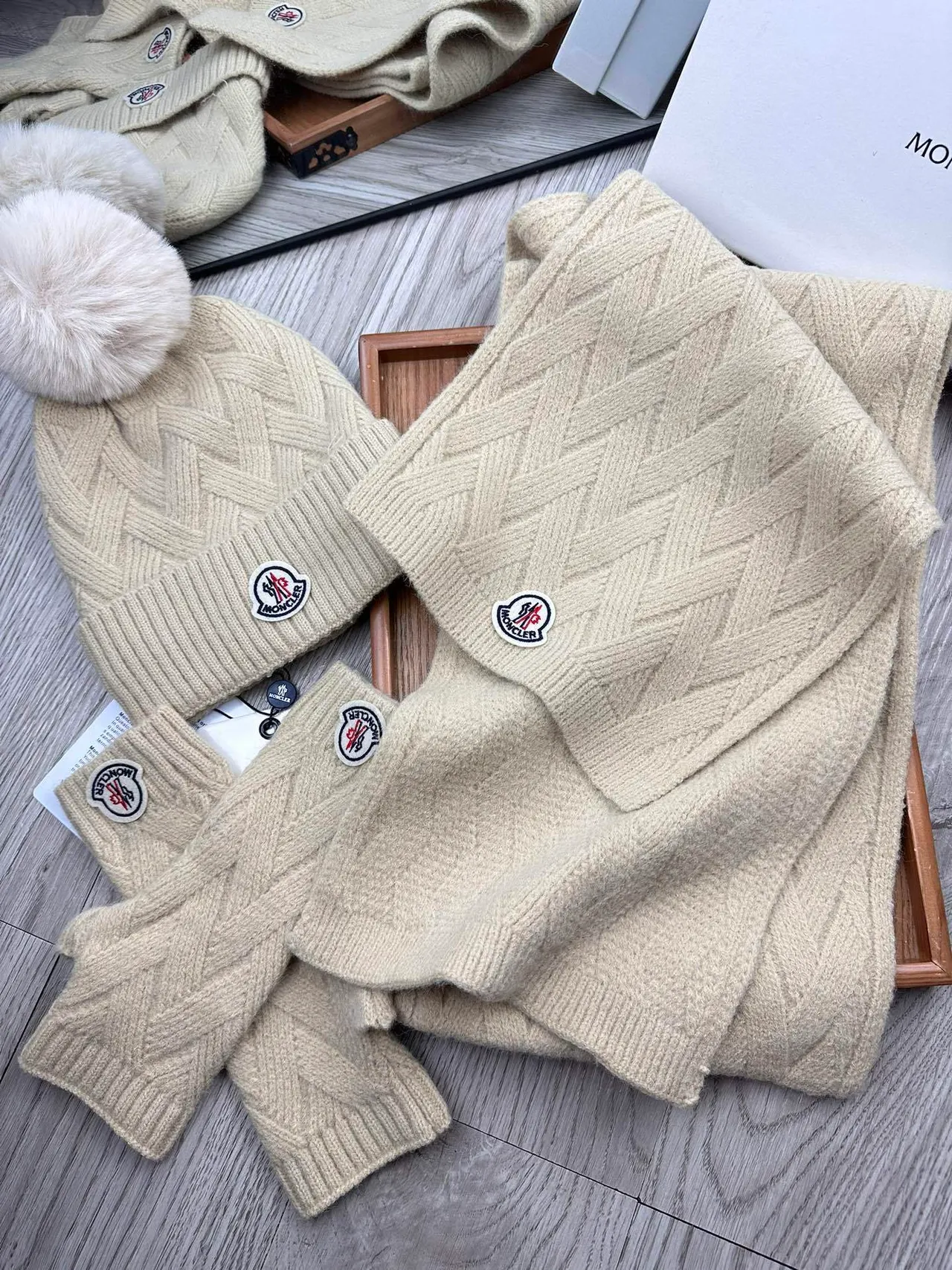 Moncler Gorro Beige Patrón de Cable Tricotado Ribeteado Puño Dobrável 6