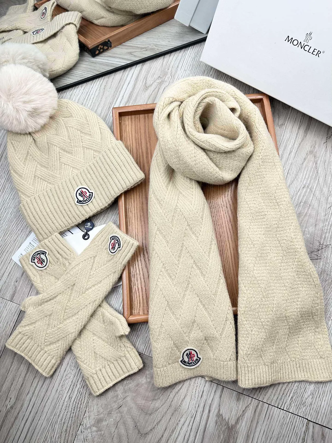 Moncler Gorro Beige Patrón de Cable Tricotado Ribeteado Puño Dobrável 7