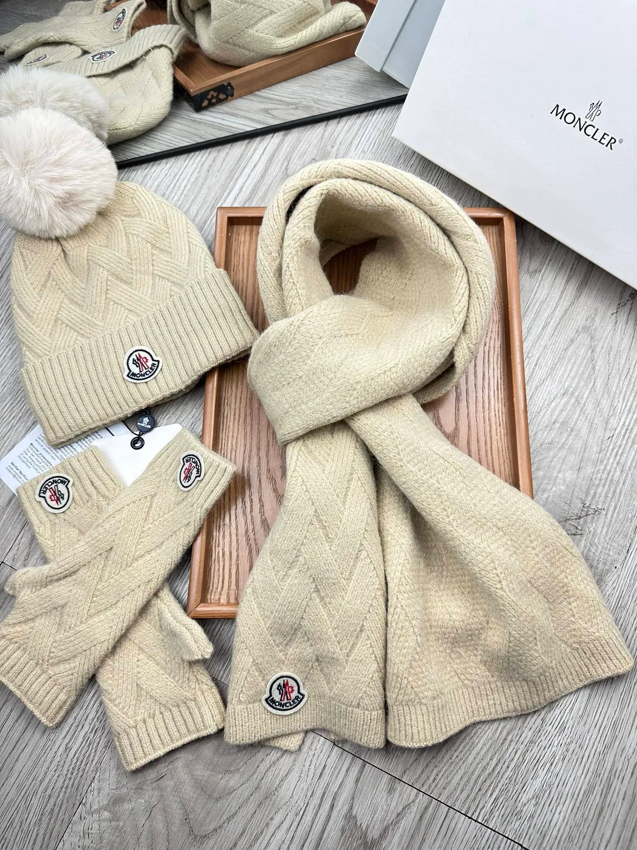 Moncler Gorro Beige Patrón de Cable Tricotado Ribeteado Puño Dobrável 8