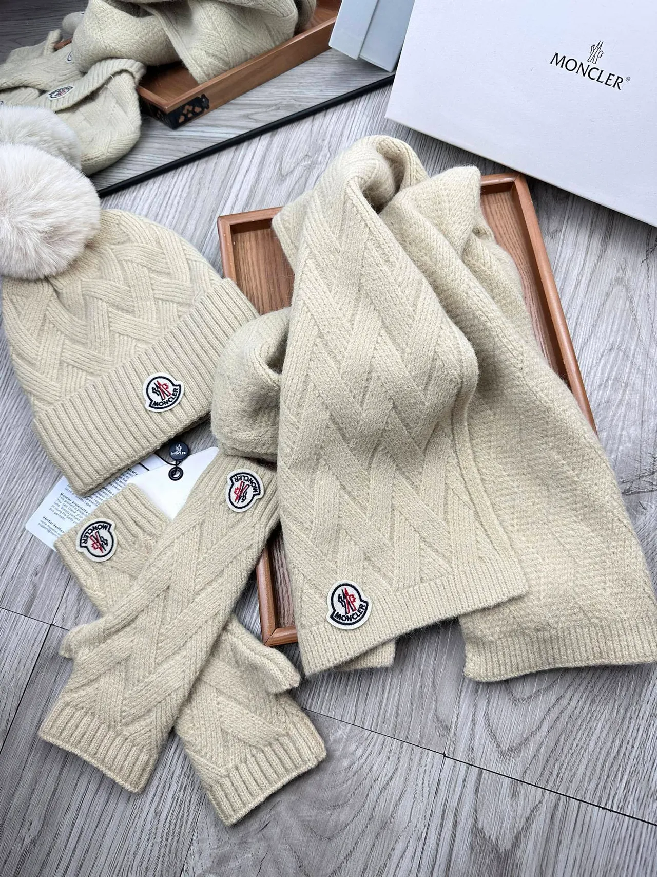 Moncler Gorro Beige Patrón de Cable Tricotado Ribeteado Puño Dobrável 9
