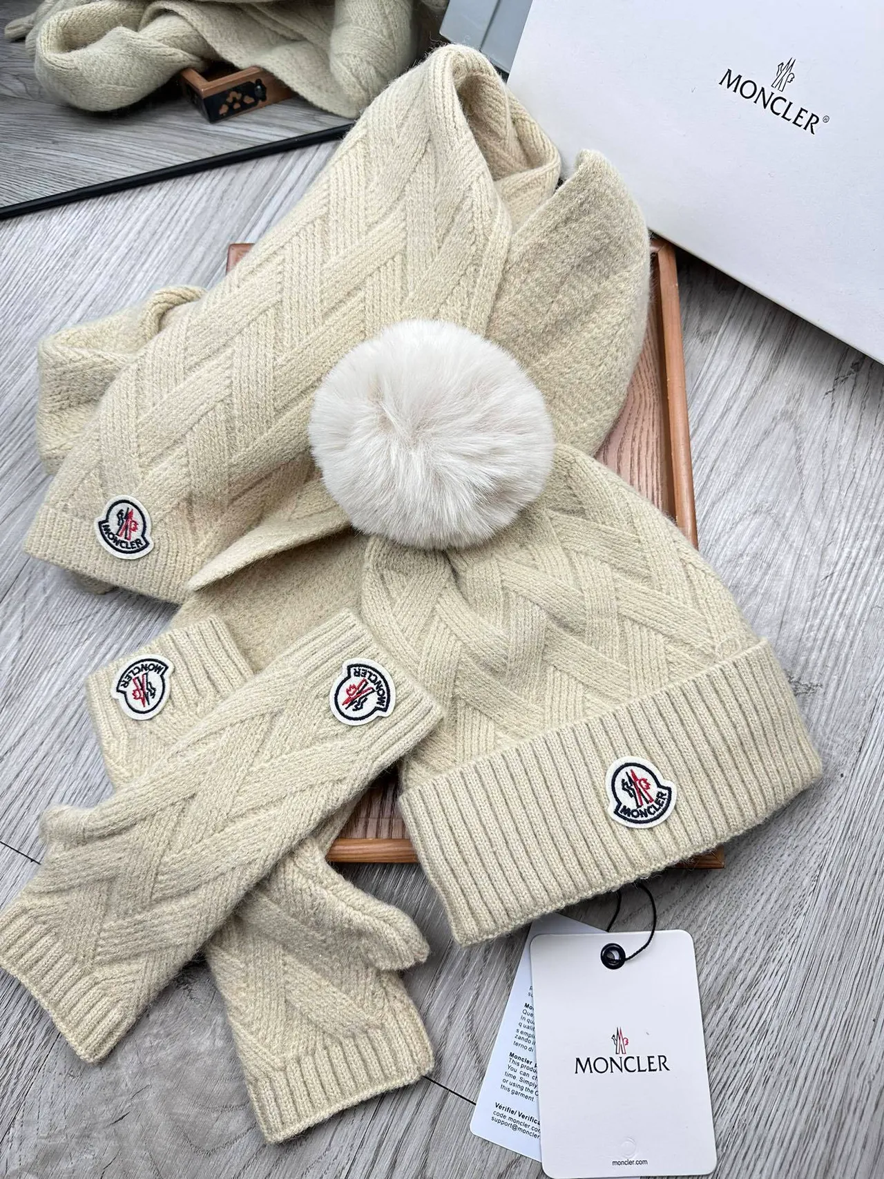 Moncler Gorro Beige Patrón de Cable Tricotado Ribeteado Puño Dobrável 10