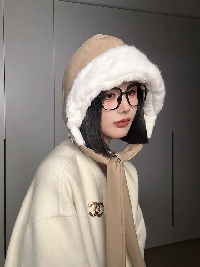 Moncler बेज सफेद फर लाइन टाई स्ट्रैप बीननी 2