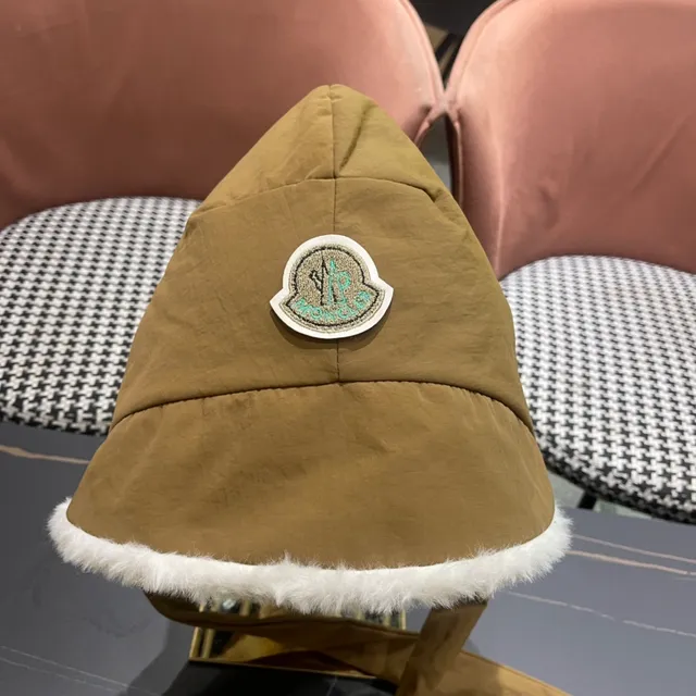 Moncler बेज सफेद फर लाइन टाई स्ट्रैप बीननी 7
