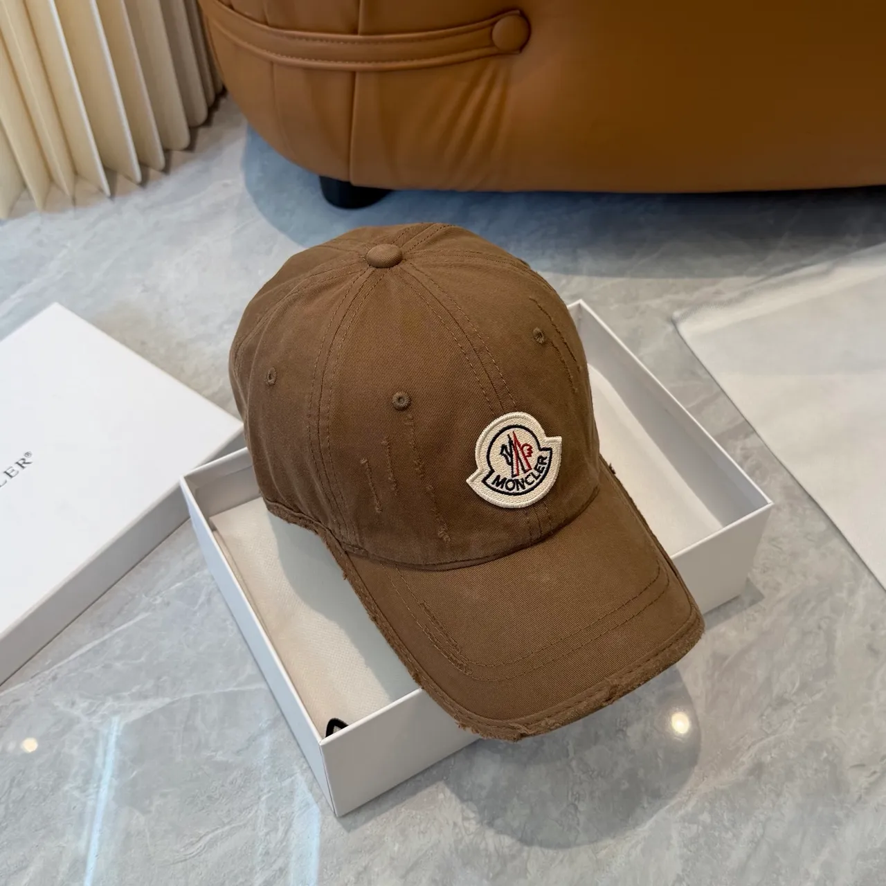 Moncler bege marrom Distressed Cotton Twill Embroidered Logo Patch boné de beisebol 6