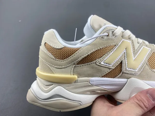 New Balance 9060 Beige Tan Malha Camurça Tênis Chunky 2