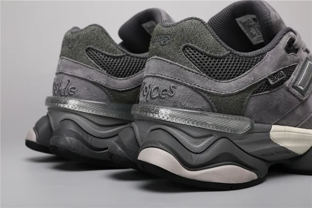 New Balance 9060 ধূসর জালি ও সুয়েড চাঙ্কি স্নিকার 2