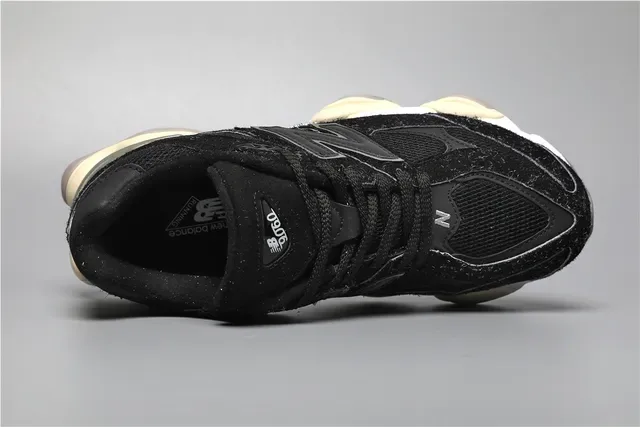 New Balance 9060 বিন্দুবিশিষ্ট কালো ক্রিম লাইফস্টাইল স্নিকার 7