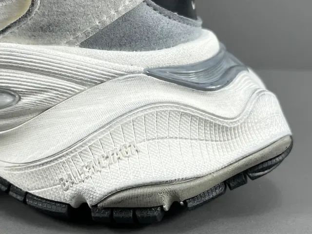 New Balance 9060 White and Black Chunky Sneakers 7