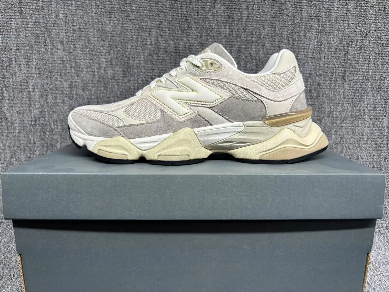 New Balance Beige White Sculpted Midsole Mixed Suede And Mesh Upper Chunky Sneakers 2