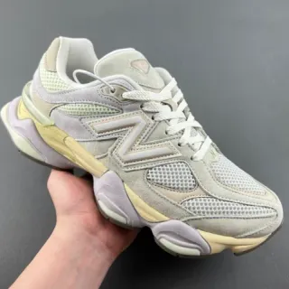 New Balance বেইজ ইয়েলো লেয়ার্ড মেশ এবং সুয়েড আপার ওভারসাইজড স্টিচড 'N' লোগো চাঙ্কি স্নিকার