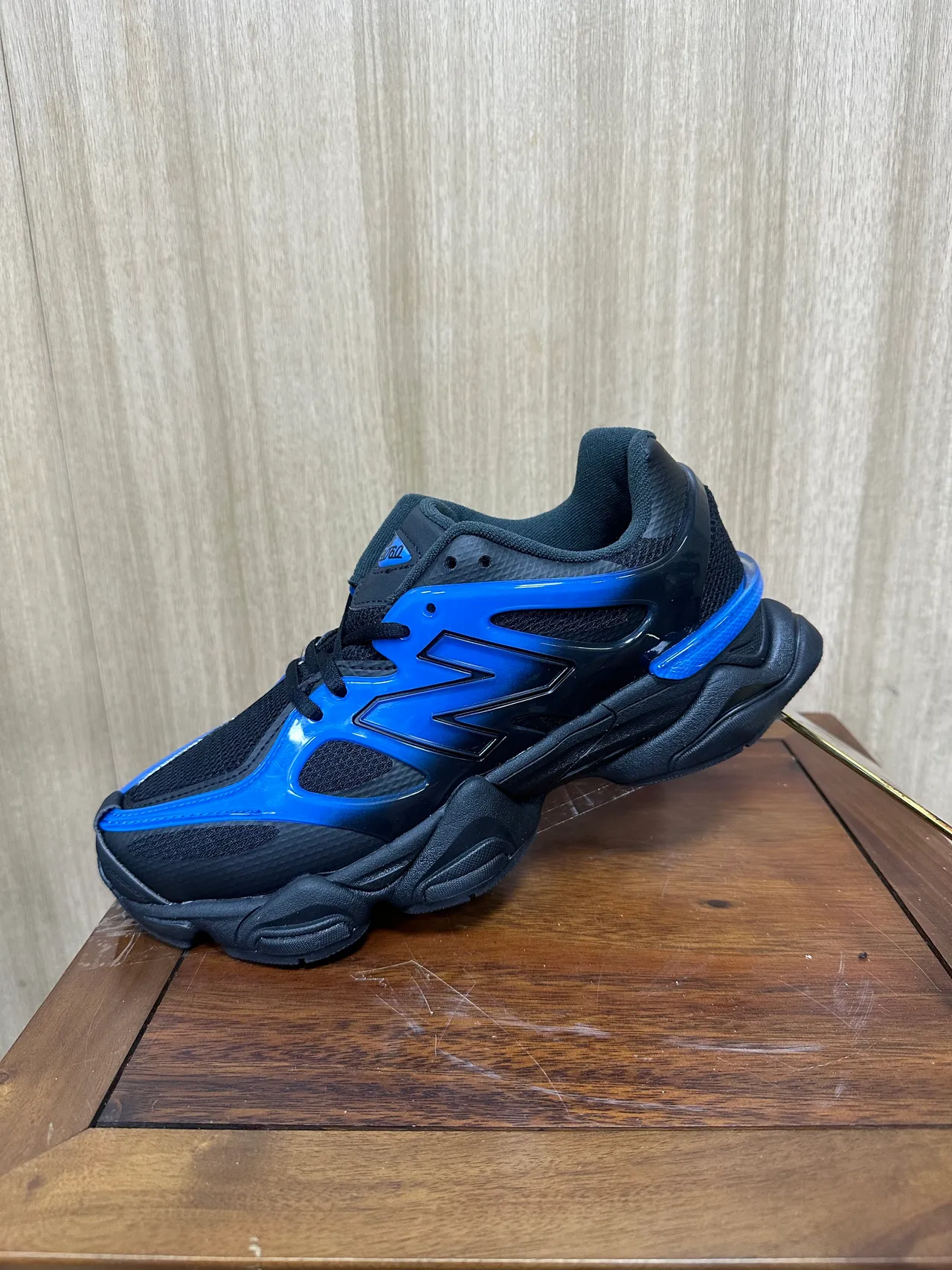 New Balance কালো নীল বহুস্তরীয় মিডসোল মেশ এবং সিন্থেটিক ওভারলে নির্মাণ মোটা স্নিকার্স 2