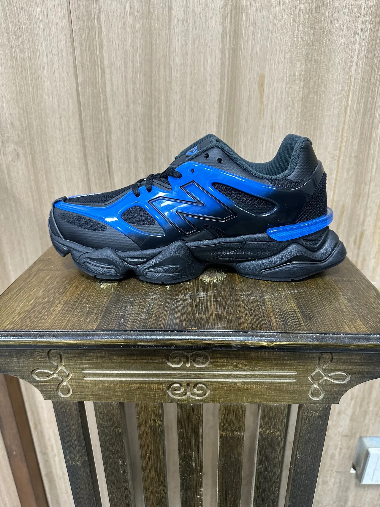 New Balance কালো নীল বহুস্তরীয় মিডসোল মেশ এবং সিন্থেটিক ওভারলে নির্মাণ মোটা স্নিকার্স 3