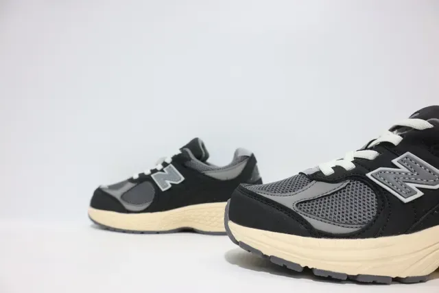 New Balance Negro Gris Silueta Gruesa Malla Y Recubrimiento Sintético Zapatillas Lifestyle 13