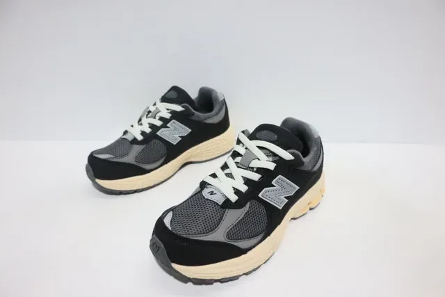 New Balance Negro Gris Silueta Gruesa Malla Y Recubrimiento Sintético Zapatillas Lifestyle 15