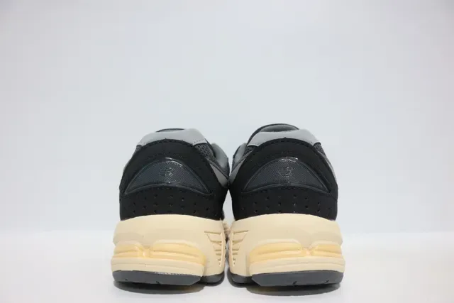 New Balance Negro Gris Silueta Gruesa Malla Y Recubrimiento Sintético Zapatillas Lifestyle 16