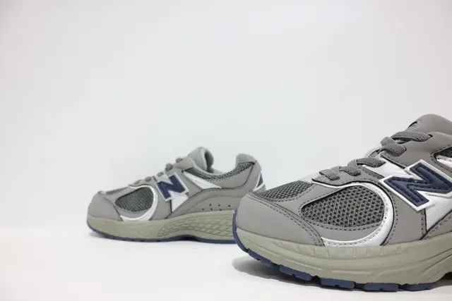 New Balance Negro Gris Silueta Gruesa Malla Y Recubrimiento Sintético Zapatillas Lifestyle 19