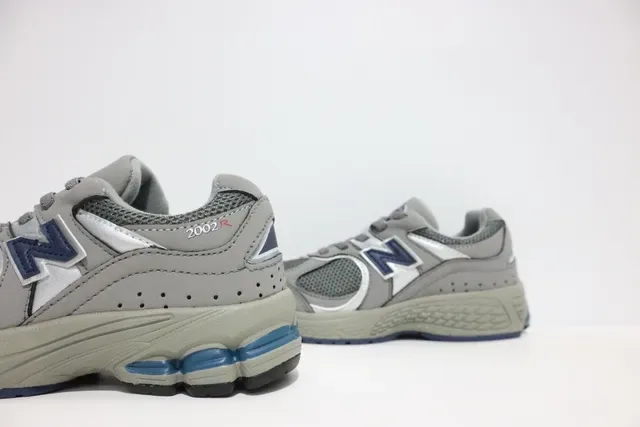New Balance Negro Gris Silueta Gruesa Malla Y Recubrimiento Sintético Zapatillas Lifestyle 21