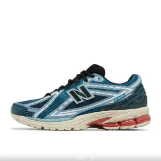New Balance नीला सफेद मेश और सिंथेटिक ओवरले अपर लो-प्रोफाइल सिल्हूट रनिंग जूते