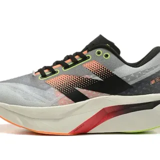 New Balance FuelCell Elite ধূসর কালো ইঞ্জিনিয়ার্ড মেশ উপর জ্যামিতিক মিডসোল রানিং শোজ