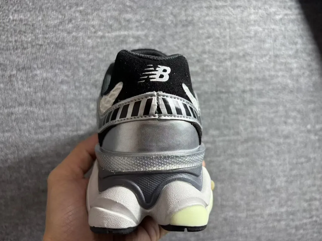 New Balance चांदी काला लेयर्ड मिडसोल मेटालिक मेश अपर चंकी स्नीकर 2