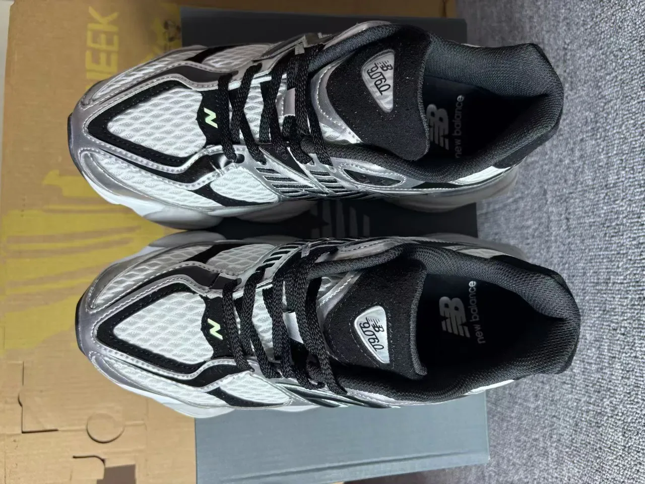 New Balance चांदी काला लेयर्ड मिडसोल मेटालिक मेश अपर चंकी स्नीकर 3