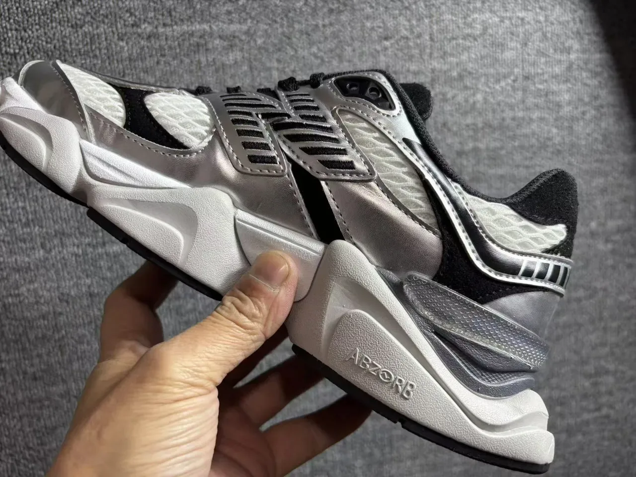 New Balance चांदी काला लेयर्ड मिडसोल मेटालिक मेश अपर चंकी स्नीकर 4