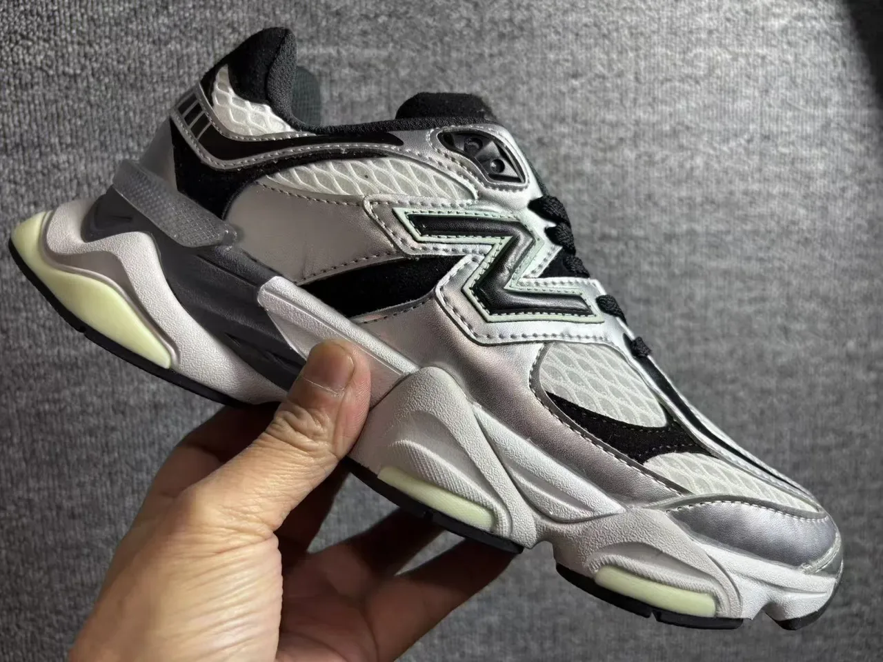 New Balance चांदी काला लेयर्ड मिडसोल मेटालिक मेश अपर चंकी स्नीकर 5