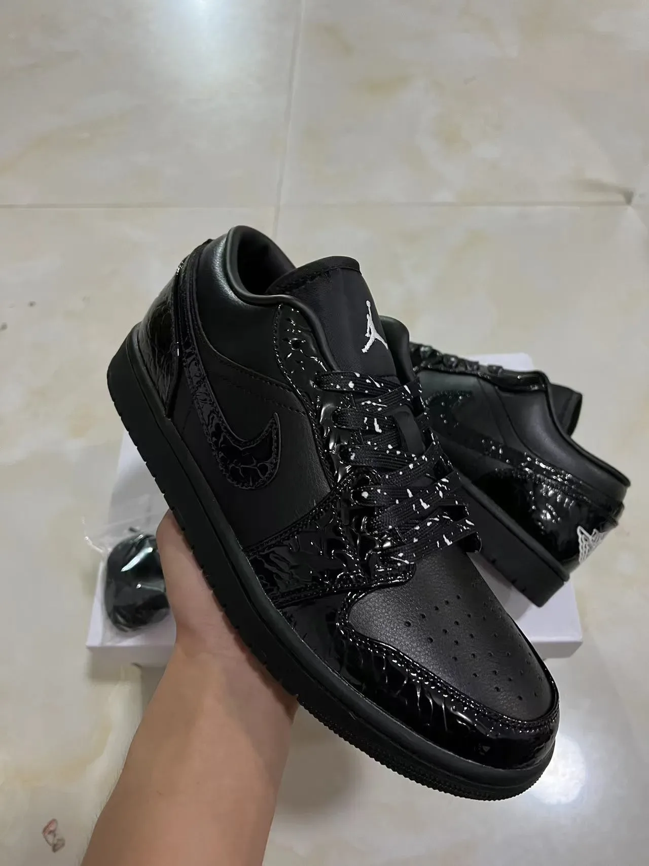 Nike Air Jordan 1 Chaussures de Basketball en Cuir Patenté Noir 2