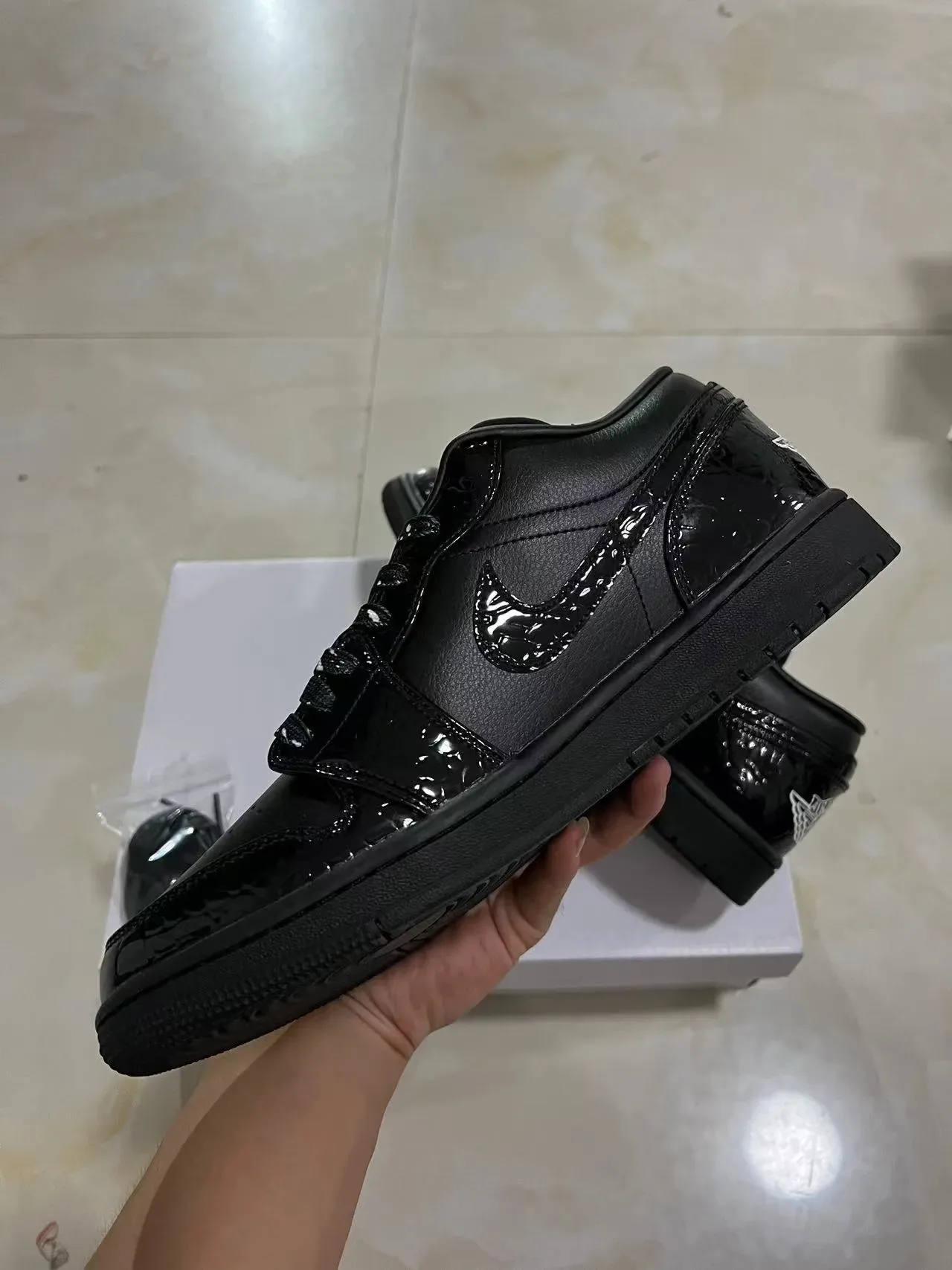 Nike Air Jordan 1 Chaussures de Basketball en Cuir Patenté Noir 5