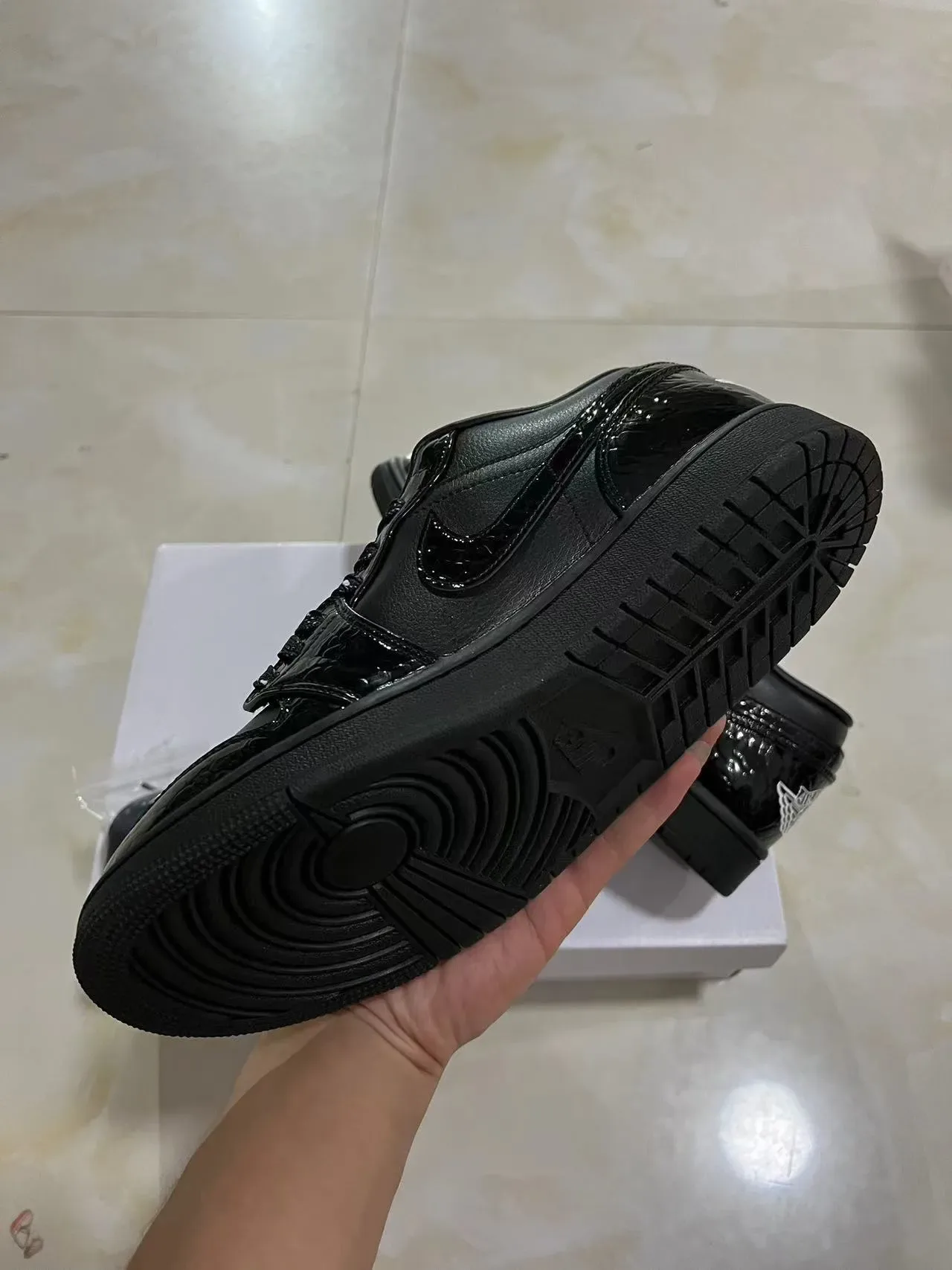 Nike Air Jordan 1 Chaussures de Basketball en Cuir Patenté Noir 6