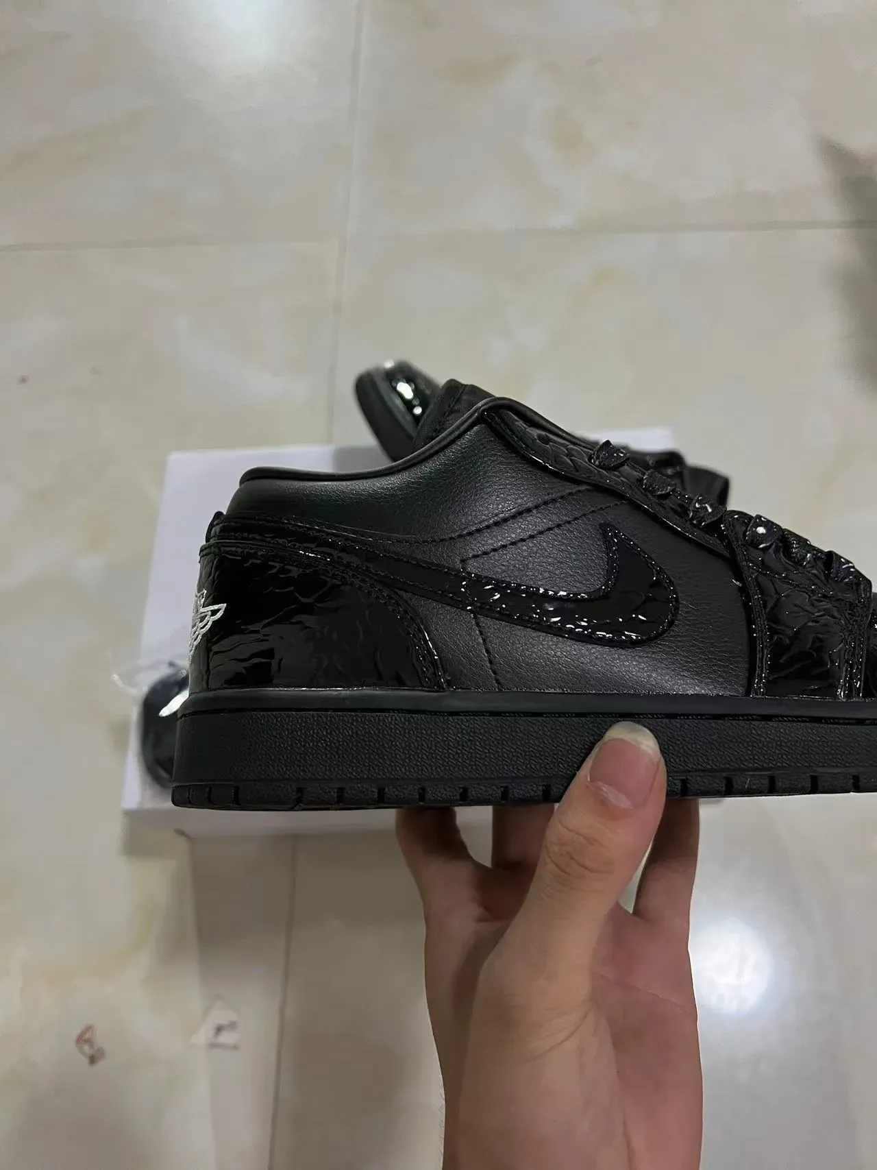 Nike Air Jordan 1 Chaussures de Basketball en Cuir Patenté Noir 7