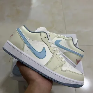 Nike Air Jordan 1 Low Zapatillas Lifestyle Azul Claro y Crema
