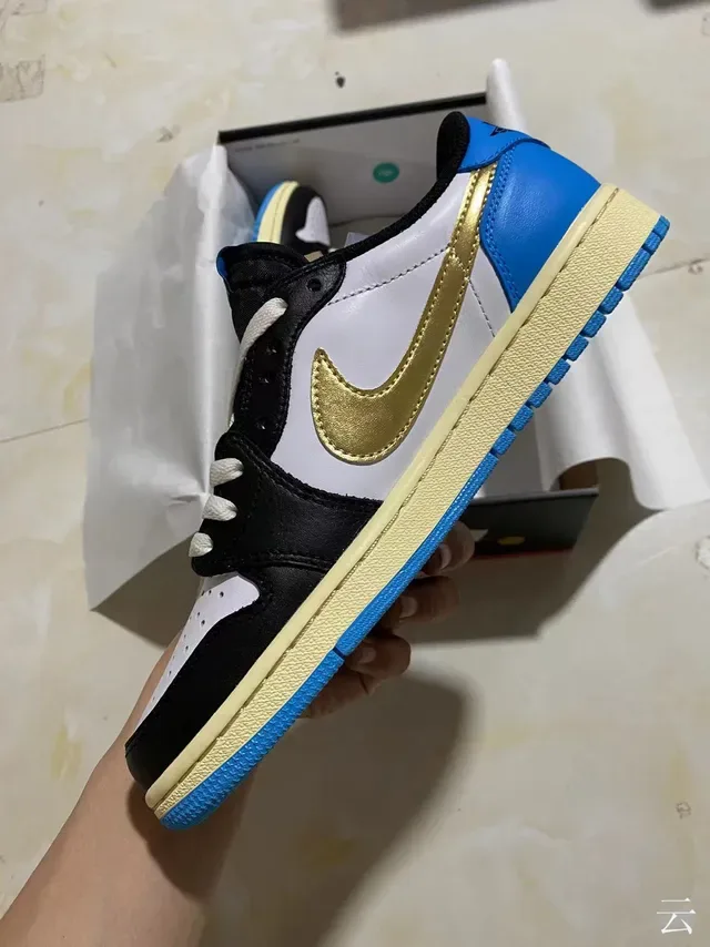 Nike Air Jordan 1 Low 白黑皇家蓝金生活休闲鞋 4