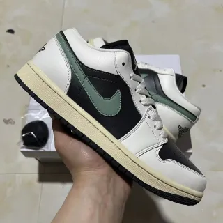 Nike Air Jordan 1 Low Blanc Noir Sage Green Sneakers Lifestyle