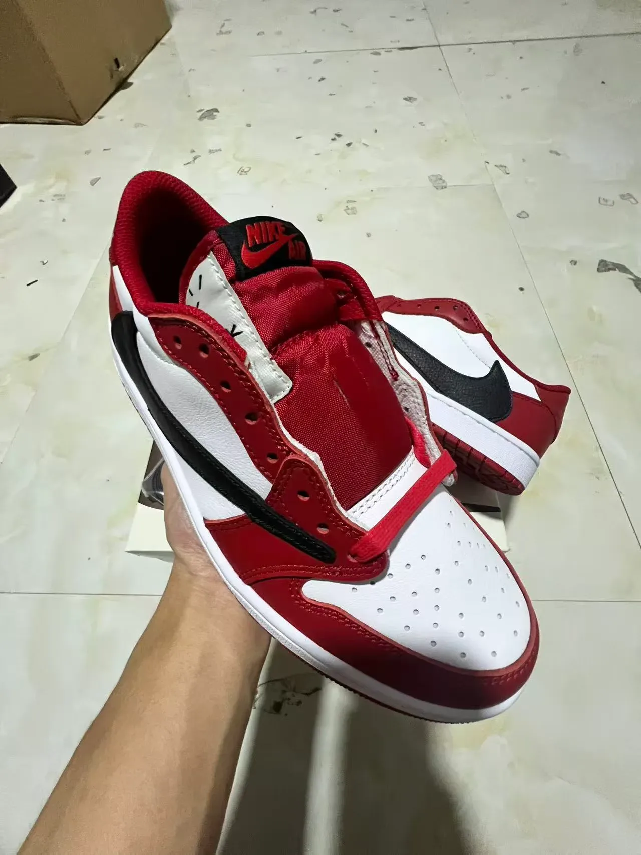 Nike Air Jordan 1 红色白色黑色皮革生活方式运动鞋 2