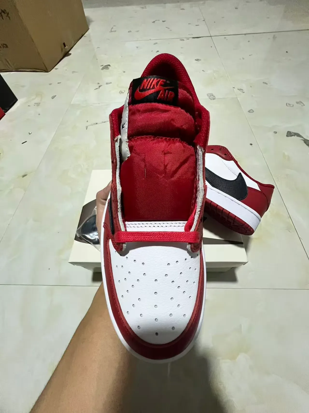 Nike Air Jordan 1 红色白色黑色皮革生活方式运动鞋 3