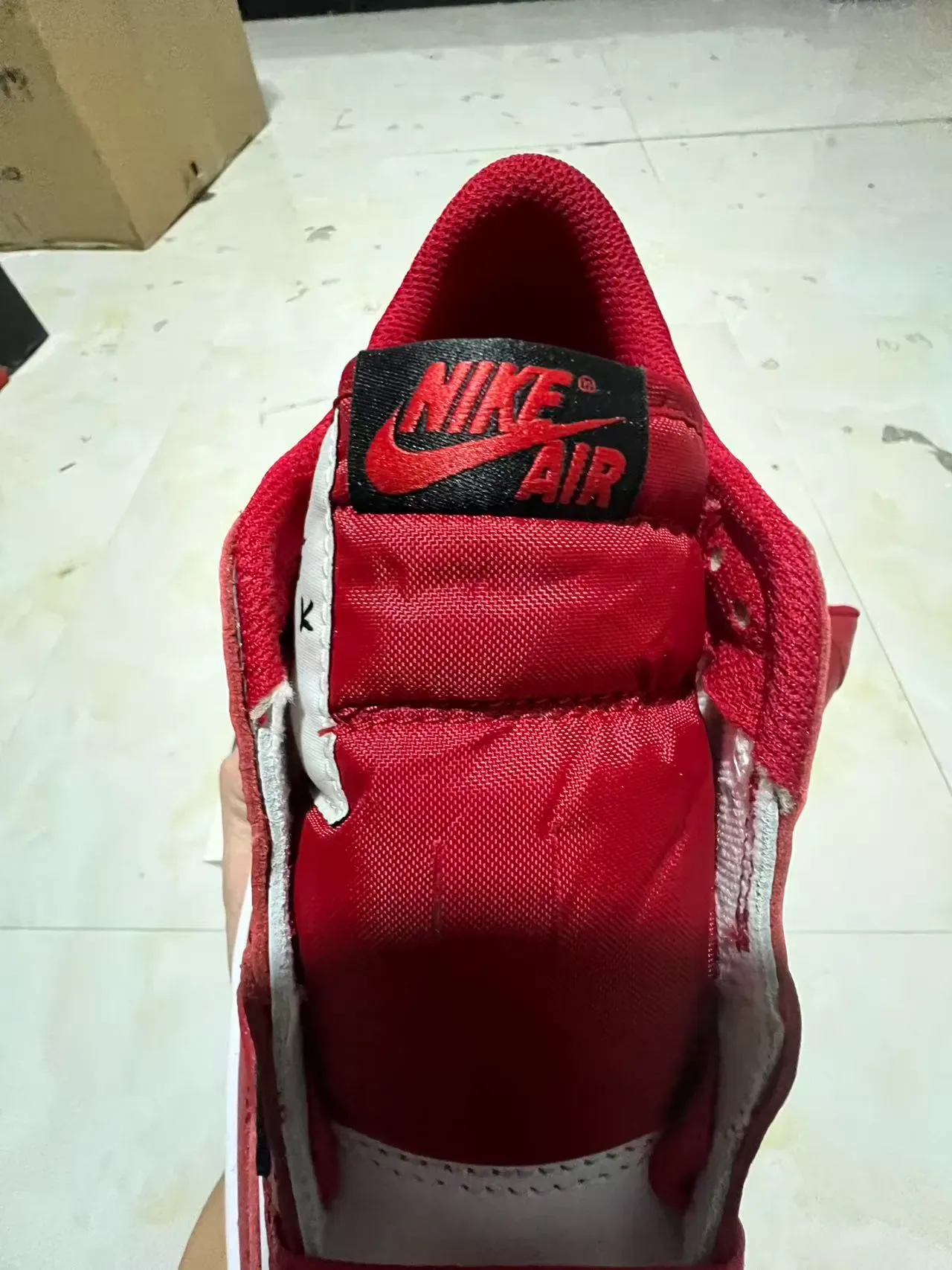 Nike Air Jordan 1 红色白色黑色皮革生活方式运动鞋 4