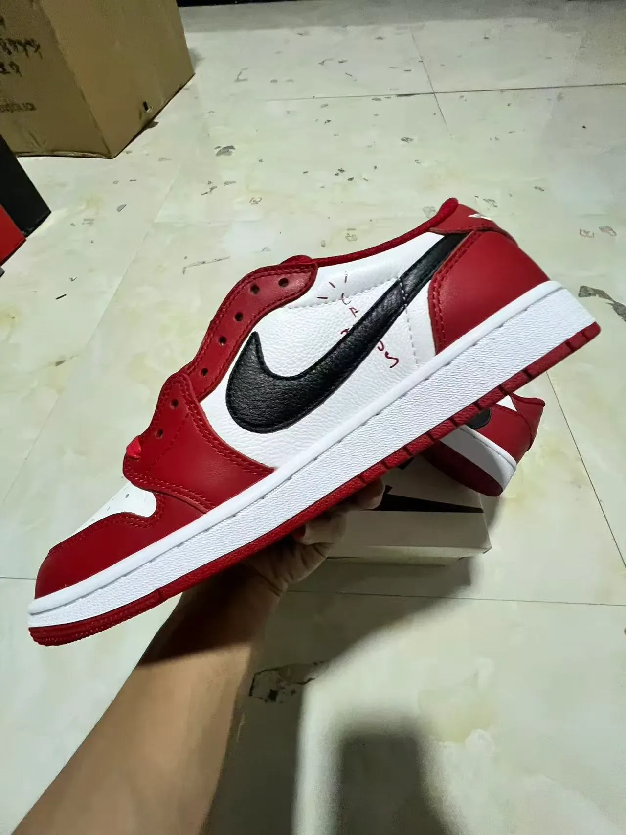 Nike Air Jordan 1 红色白色黑色皮革生活方式运动鞋 5
